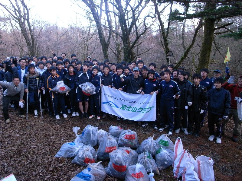 快晴の下、広島城北高校の皆さんと清掃活動を行いました!!