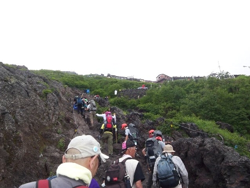 理事長と会員　富士山に登る