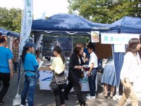 ブースにたくさんの人.jpg