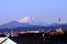 社屋（東京・立川市）からはもちろん富士山が見え、社長は0mから山頂まで歩くほど富士山好き