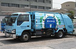 毎日新聞のPPバンドとビニールカバーを回収する、エコ・エイトの専用車