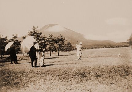 �J�Ɠ����̕x�m�S���t�R�[�X�B���ӂ̖؁X���܂��܂΂�@�񋟁F�x�m�}�s�i��