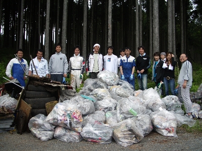 ����2�g���g���b�N�������ς��ɂȂ�قǂ̃S�~���������B