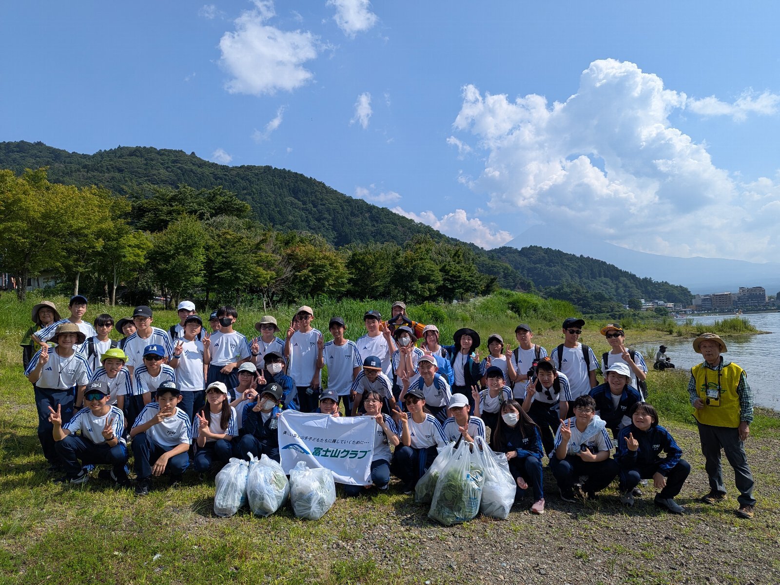 東京電機大中学校1年生のみなさんと河口湖アレチウリ一掃作戦
