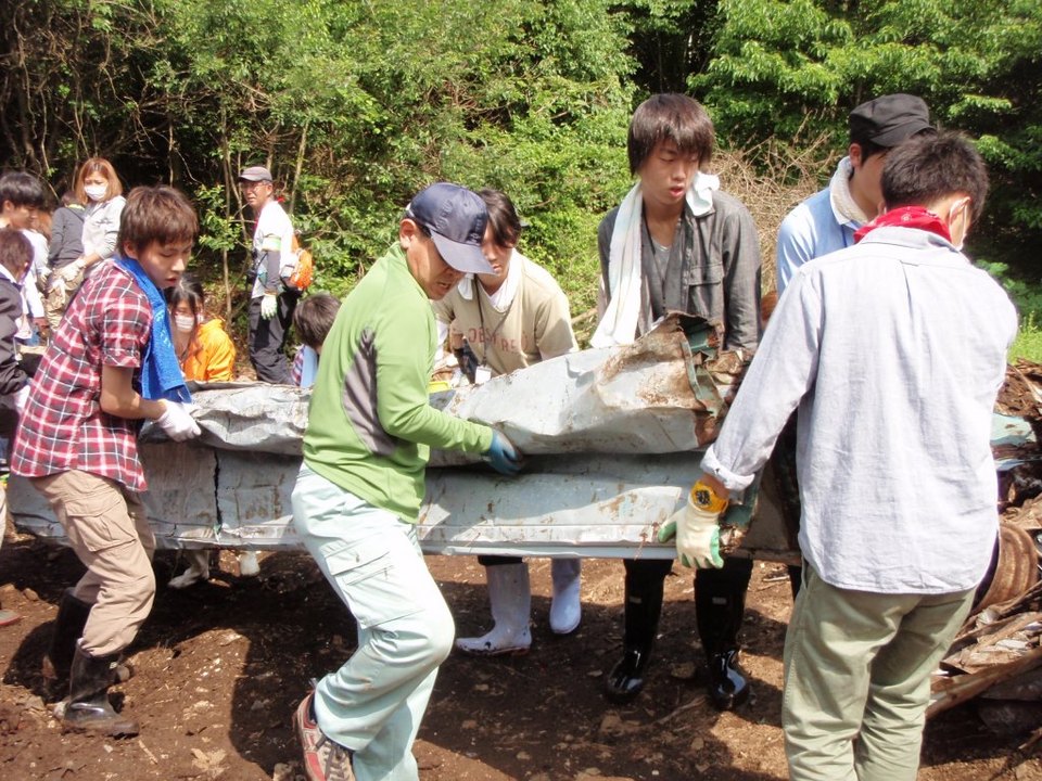 東洋大学学生ボランティアセンターの皆様、鳴沢村産業廃棄物不法投棄現場で奮戦！