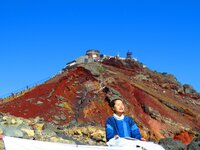 山頂で、富士山にちなんだ創作講談を披露する神田紫さん 2.jpg