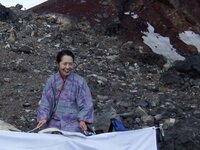 山頂で、富士山にちなんだ創作講談を披露する神田紫さん 3.jpg